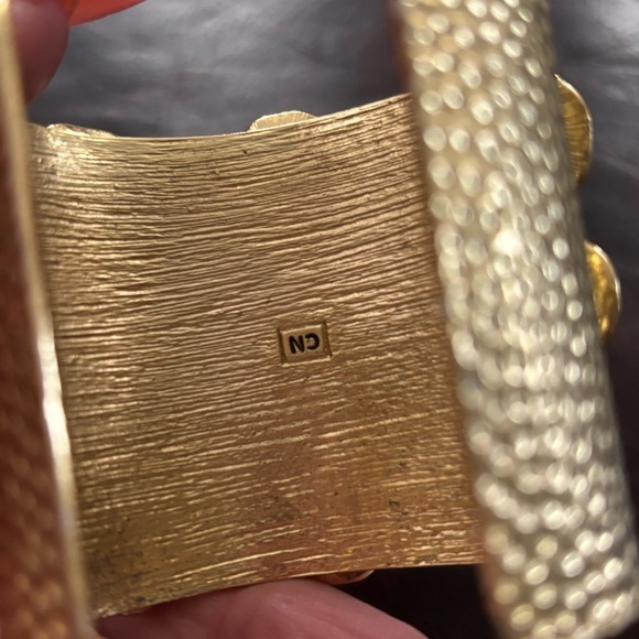 Amazing wide gold plated cuff bracelet - Picture 5 of 9